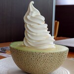 いこいの村涸沼 - メロンハーフカット＆バニラソフト990円