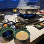 ラムしゃぶ金の目 - タレや薬味もたくさん