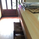 こんぴらさん - 店内は、カウンター席７～８名、テーブル席２卓は、お好み焼き用鉄板テーブルです