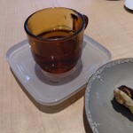 an. - 食後のスパイスティーと小さなデザート　