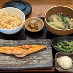 しんぱち食堂 - 料理写真:しんぱち食堂 茅場町店 大トロ銀鮭塩ハラス定食 熟成玄米半割 1,078円 + インゲン胡麻和え 66円(智雄に税込)
