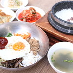 韓国料理 ビビム - 料理写真:ワンコインランチ・石釜で食べるビビムパ