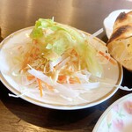 ムンドゥム - サービスのサラダ