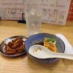 鉄板ホルモン 五の五 - ホルモン280円、たぬき冷奴、ぽん酢サワー