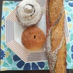 SCENT OF BREAD - 料理写真:左上から時計回りに、シナモンロール、バタール、八丁味噌カレー
