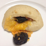 ゴントラン シェリエ - ベーコン、プルーンとチェダ―のリュスティック（200円）