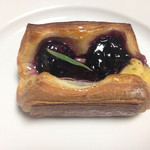 ゴントラン シェリエ - ダークチェリーとエストラゴンのデニッシュ（210円）