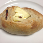 ゴントラン シェリエ - サワーチェリーとクリームチーズのカンパーニュ（260円）