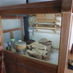 庄庵 - そば粉はこうして挽いている