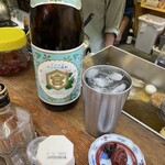 立呑 - キンミヤの炭酸割りに梅干し（？円）を付けていただきました