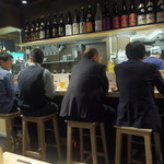 Hakata Torikawa Nagamasa - 店内はカウンターとテーブル席/高親爺率90％以上