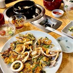 福ちゃん - 2026年6月13日夜(当日直前のご予約⇒女子会の親子様)。¥3000コース⇒メイン料理は、コラーゲンたっぷりの『サムゲタン』とタウリンが多いイカ入りの『特材海鮮チヂミ』で…。店主も、この頃、個人的にちょっと忙しかったので、今日から正式にお店を開けたが、白菜入りのキムチは、ご予約がなかったので、ちょっとサボっちゃって…(代わりに『水キムチ』で…)。¥3000코스의 『삼계탕』과 『특재파전』등…。