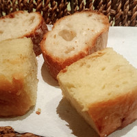 イル・クアドリフォーリオ - 焼き上がったばかりの新玉葱のフォカッチャと、バゲット(お代わり不可)