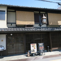 京の禅 車 四条烏丸店 - 外観　照明が大正風