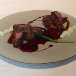 【メイン】　　　　　　フランスシャラン鴨のソテー
          白い玉ネギと赤いビーツの２色のソース
          
          
