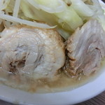 ラーメン二郎 - 脂身が「＠」型に巻かれた豚