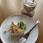 アーリー バード カフェ - ココナッツカフェラテとセミブレッドクランベリーチーズケーキ