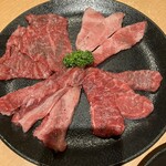 焼肉問屋 牛蔵 - 7種盛のうち先行の4種