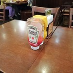 クアアイナ - ハンバーガー店お決まりの調味料