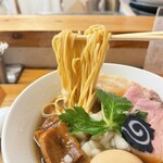 銀座らぁ麺しら石 - 麺リフト