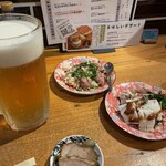 食堂★酒バ ココソーレ - 手前はお通しチャーシュー、奥は白レバー刺、右がハモの梅肉和え、飲み物はナマ大