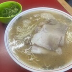 安全食堂 - 大盛りラーメン750円　子供のためにネギ別皿にしてくれました