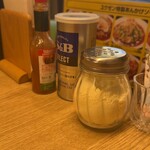 あんかけスパゲティの店 ユウゼン - タバスコ、ブラックペッパー、粉チーズ