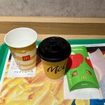 マクドナルド - ドリンク写真:コーヒー140円、アップルパイ140円