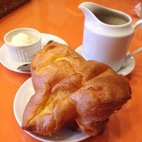 トラットリア グランボッカ - この、ランチについてくるポップオーバーって言う自分で中身付けるシュークリームがうまいんだなぁ。