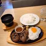 ヴィクトリアステーション - 料理写真:大俵ハンバーグ&フライエッグ定食 1,045円(税込)
