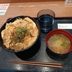 赤松パーキングエリア（上り線）モテナス - きつねとじ丼、780円。