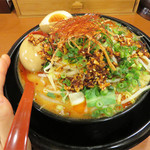 Misomaniakkusuni - 辛シビ味噌味玉入りラーメン930円。
                      通常の麺量160gをハーフラーメン100gにすると、値段は変わらないですが、
                      野菜多めでハーフ玉子トッピングが付いてきます。