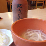 釜揚うどん一紀 - 奥にそびえる出汁瓶