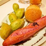 ル・シズィエム・サンス・ドゥ・オエノン レストラン - パン３種。