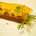 和牛ホホ肉のコンフィとアスパラガスのガトー仕立て ピメント・デスペレット風味のゼリー添え。