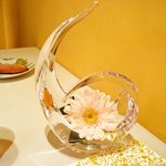 ル・シズィエム・サンス・ドゥ・オエノン レストラン - ガーベラの花。