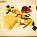 ル・シズィエム・サンス・ドゥ・オエノン レストラン - 若鶏胸肉とカツオの炙り　ガーリックのフランと共に。