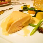 ル・シズィエム・サンス・ドゥ・オエノン レストラン - 若鶏胸肉とカツオの炙り　ガーリックのフランと共に。