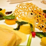 ル・シズィエム・サンス・ドゥ・オエノン レストラン - 若鶏胸肉とカツオの炙り　ガーリックのフランと共に。