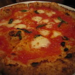 トラットリア・ピッツェリア・レ・アルカーテ - カンパーニャ産燻製プローヴォラチーズのマルゲリータ