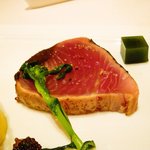 ル・シズィエム・サンス・ドゥ・オエノン レストラン - 若鶏胸肉とカツオの炙り　ガーリックのフランと共に。