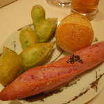 ル・シズィエム・サンス・ドゥ・オエノン レストラン - パン３種。