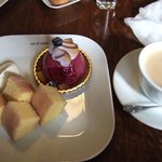 クラブハリエ - バームクーヘンとカシスのケーキとカフェオレ