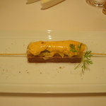 ル・シズィエム・サンス・ドゥ・オエノン レストラン - 和牛ホホ肉のコンフィとアスパラガスのガトー仕立て ピメント・デスペレット風味のゼリー添え。