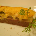 ル・シズィエム・サンス・ドゥ・オエノン レストラン - 和牛ホホ肉のコンフィとアスパラガスのガトー仕立て ピメント・デスペレット風味のゼリー添え。