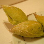 ル・シズィエム・サンス・ドゥ・オエノン レストラン - ホウレン草とカルダモンのパン。