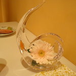 ル・シズィエム・サンス・ドゥ・オエノン レストラン - ガーベラの花。