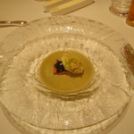 ル・シズィエム・サンス・ドゥ・オエノン レストラン - フキノトウとサクラマスのスープ 青海苔の香り。