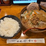 麺場 田所商店 - 料理写真:北海道味噌野菜らーめんに味噌漬け炙りチャーシュー、ライス中