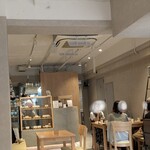 デスティニカフェ - こじんまりしてサッパリとした店内